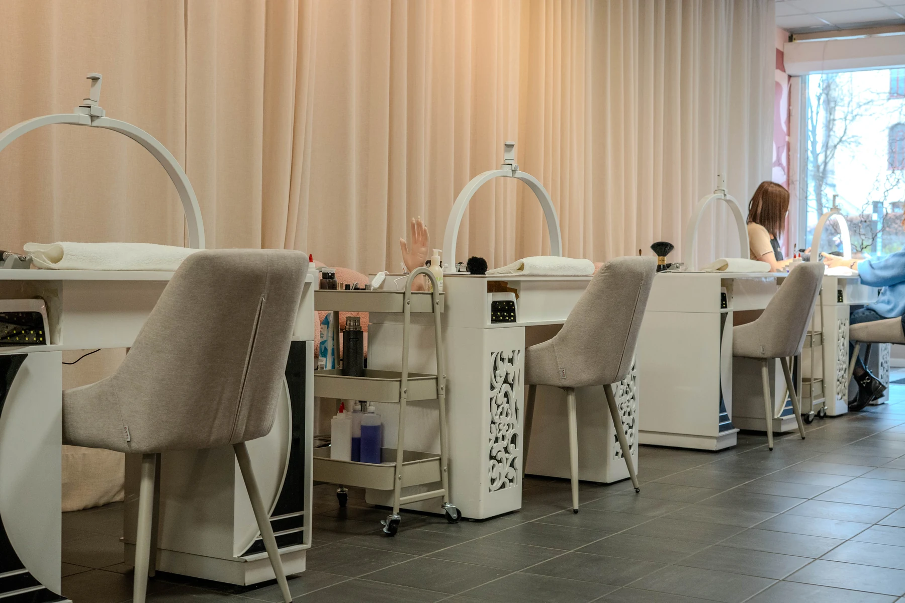 Arbetsmiljö och detaljer från Aura Nails