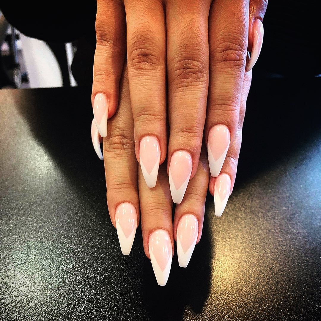 Mjuk nude manikyr med glansig finish