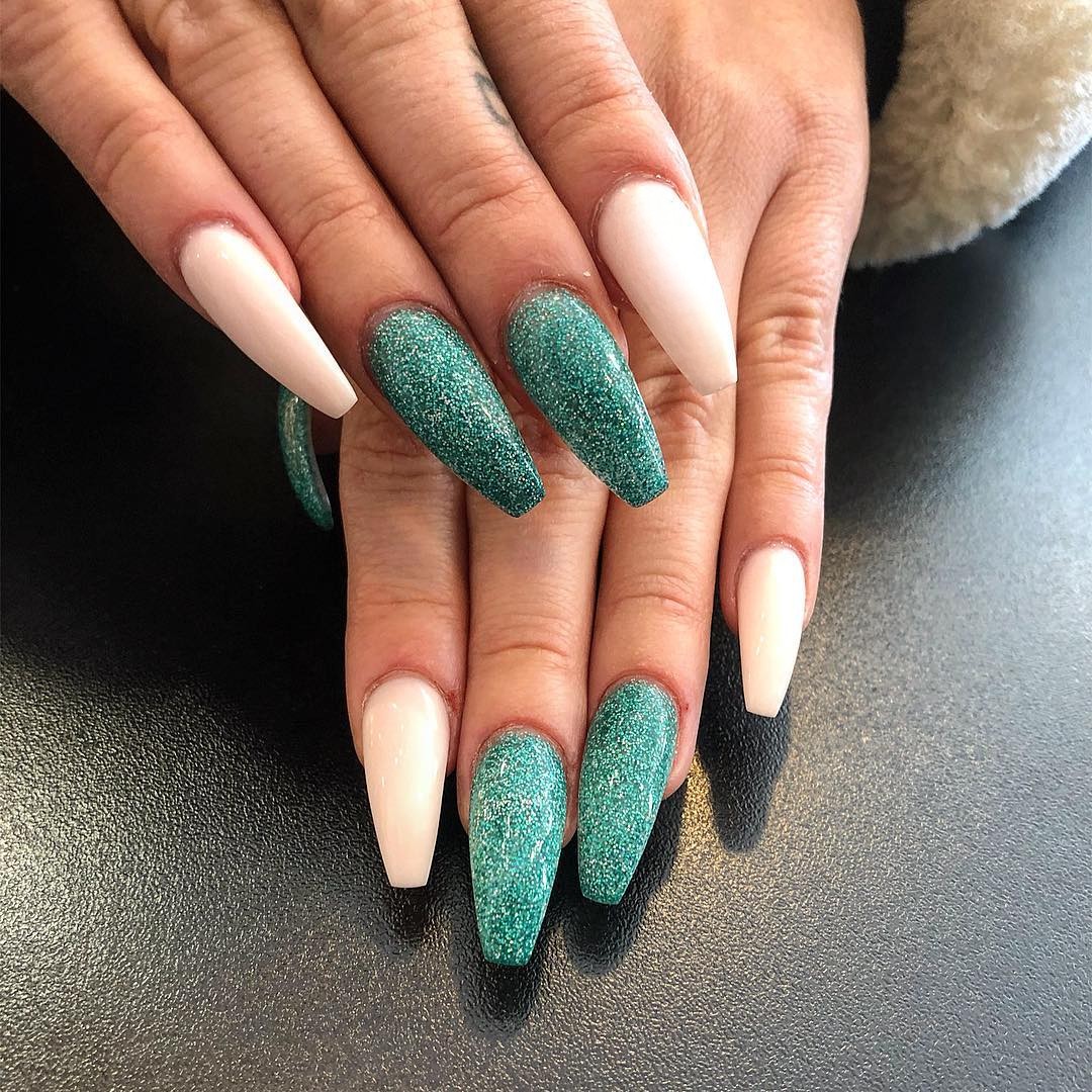 Pedikyr med mjuk och vårdad finish hos Aura Nails