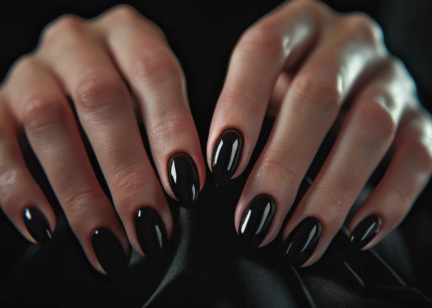Mörk editorial närbild på svarta naglar