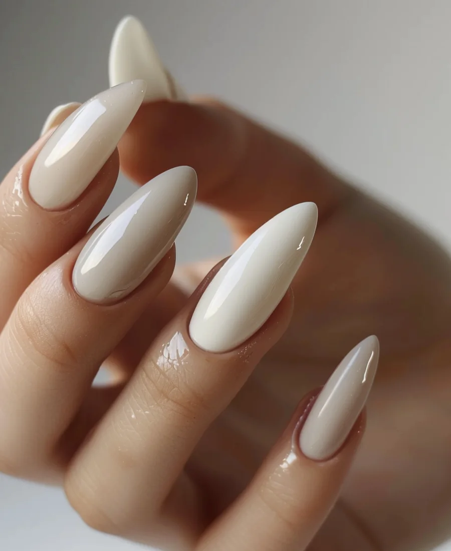 Närbild på vita almondnaglar