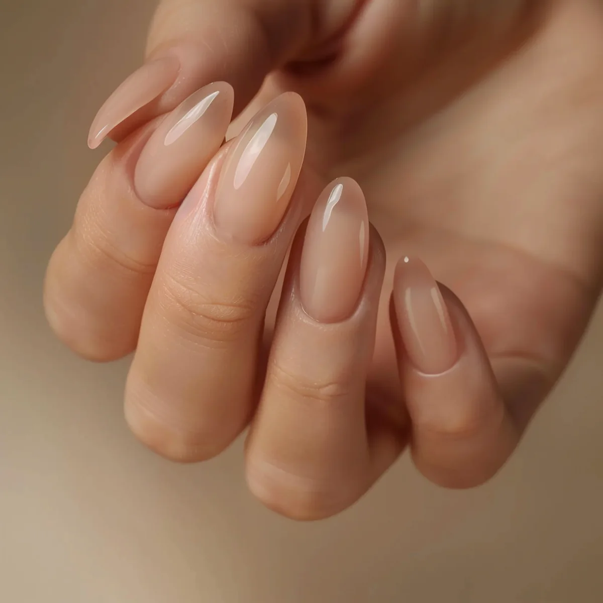 Närbild på nudefärgade naglar