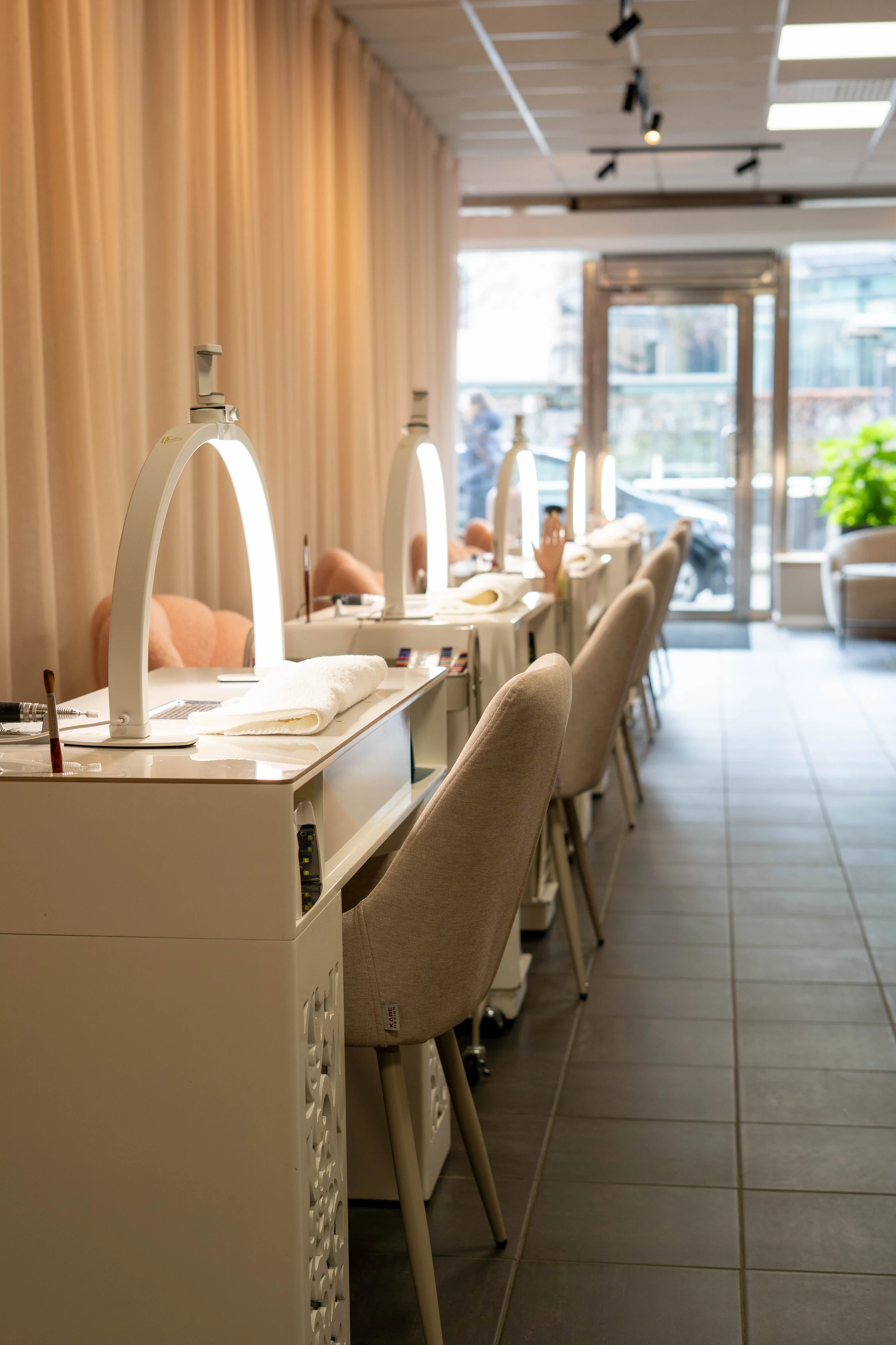 Vertikal studiobild Aura Nails Göteborg ljus och finish